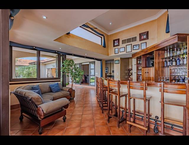 6 BEDROOM HOUSE FOR SALE IN PECANWOOD ESTATE